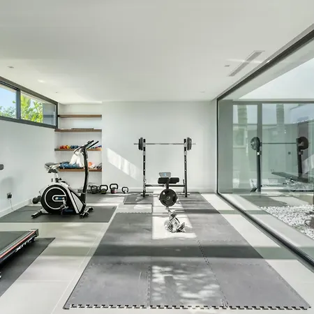 Modern Luxury In Flamingos 에스테포나